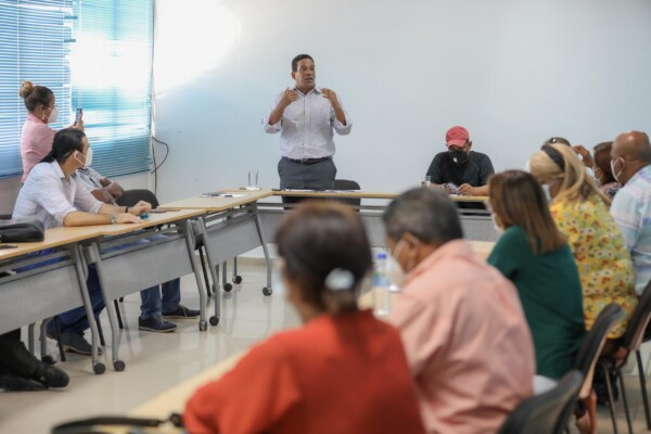 Carlos Pimentel inicia consultas con proveedores y gobiernos locales