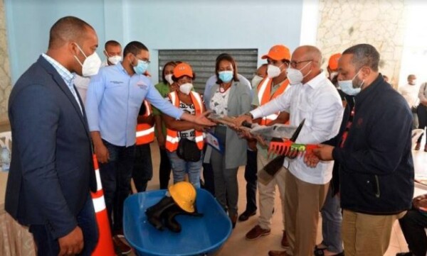 Obras Públicas lleva más de 400 empleos directos con el programa “Peón Caminero” a El Seibo