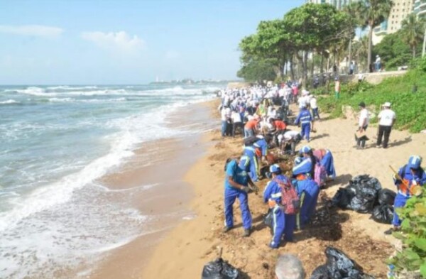 MESCYT realiza jornada de limpieza en playa de Güibia junto a alcaldesa Carolina Mejía
