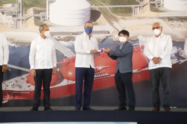 Abinader asiste a inicio construcción tanque de gas natural en Boca Chica