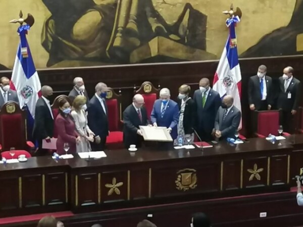Senado reconoce al ex presidente Hipólito Mejía