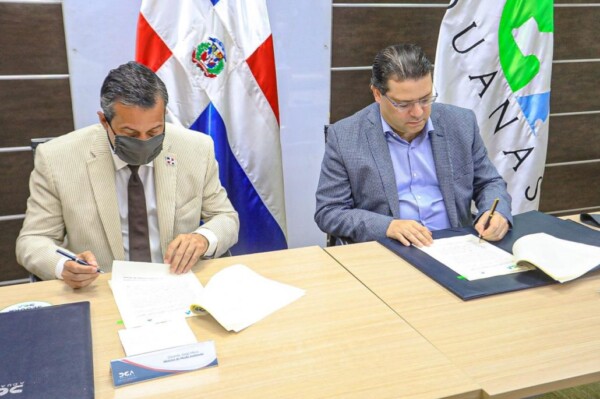 Aduanas y Medio Ambiente firman acuerdo que pondrá fin a la amenaza medioambiental de barco encallado en bahía de Manzanillo