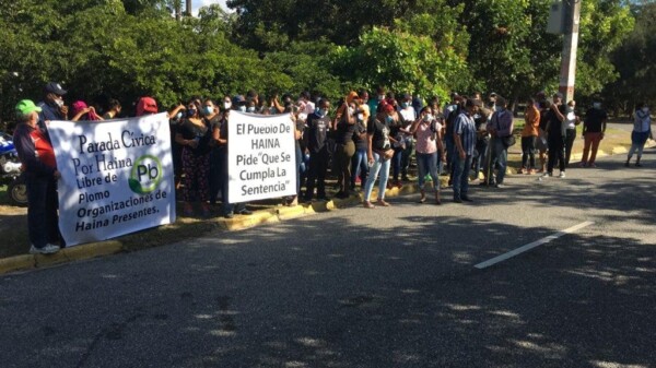 Comunitarios de Haina protestan en Medio Ambiente en demanda cierre recicladora de baterías