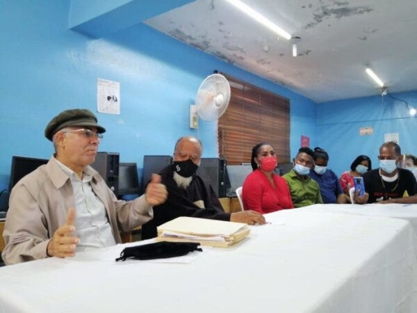 Alcalde Manuel Jiménez instruye a funcionarios SD Este asistir familias pobres en Villa Duarte