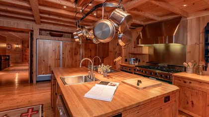 La cocina también está cubierta de madera (Sotheby’s International Realty)