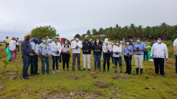 Medio Ambiente planta 1,000 mangles y uvas de playa próximo a humedales en Nigua por Día Mundial de la Tierra