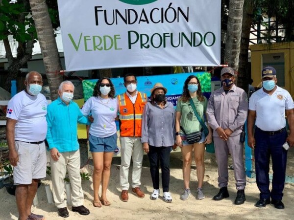 Defensa Civil apoya jornada de reforestación de manglares en Laguna Arrecifal de Boca Chica