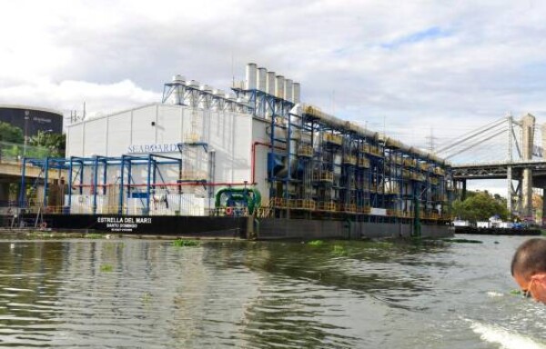 Medio Ambiente rechaza solicitud de empresa de operar dos barcazas generadora de electricidad en el río Ozama